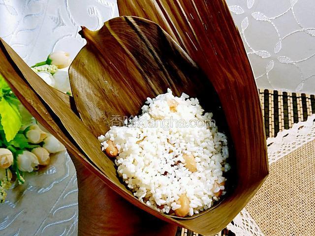 再放入一匙糯米將饀料覆蓋