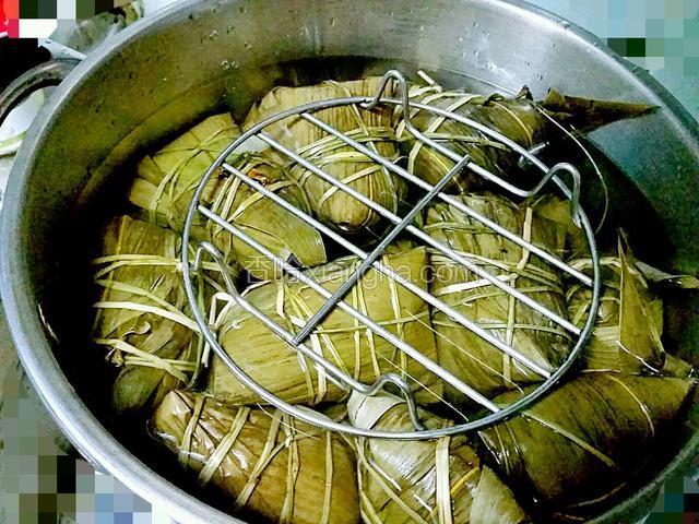 全部完成後粽子下鍋，下的水量要浸過粽子，水量下了粽子有可能浮起，可用重物壓着