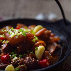 红闷猪蹄煲的做法[图]