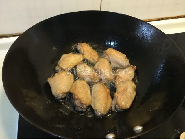 锅中加适当油，等到烧至7分热后将腌制好的鸡翅倒入锅中，来回翻，煎3分钟左右，等鸡翅两面煎黄即可出锅。