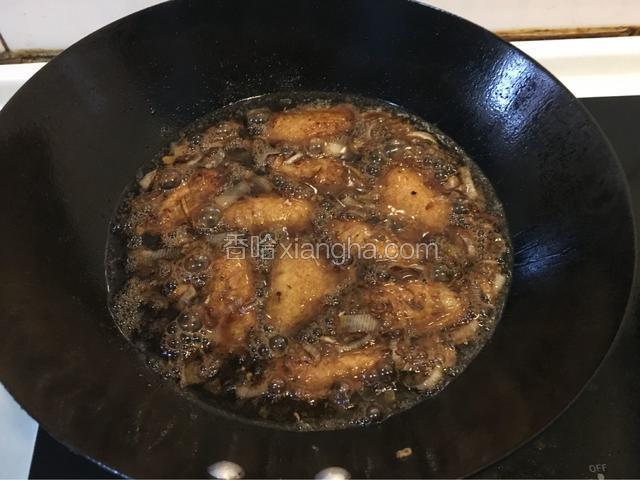 将提前准备好的葱姜蒜倒入锅中，爆香，再次倒入鸡翅翻炒，然后加入老抽，酱油，盐翻炒两下，最后倒入整听可乐，开中火炖。