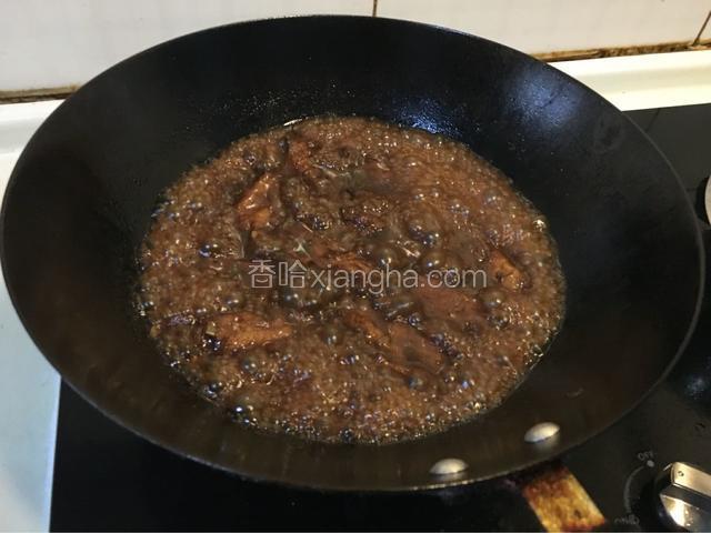 根据火候大小和可乐水分的变化，最后开大火收汁。