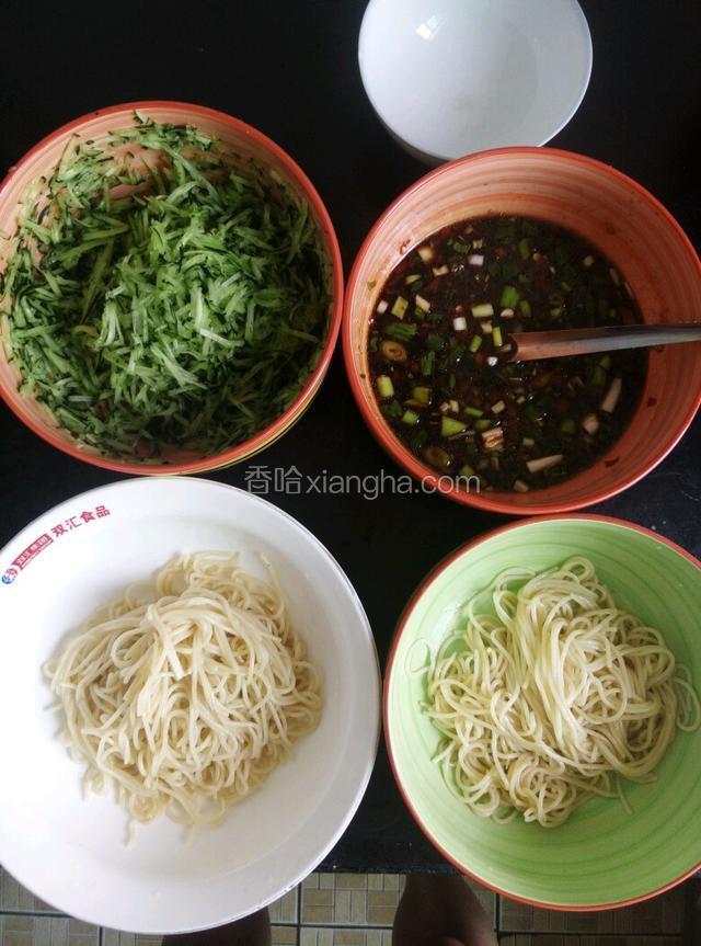 把面条捞出，过两遍凉水，保持不粘连，