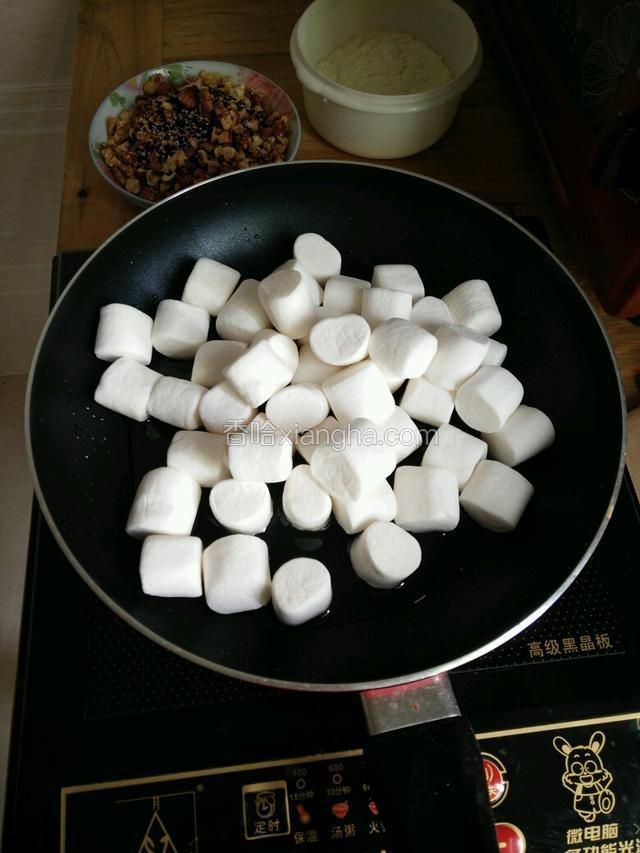 再倒入棉花糖，，翻炒，一定要小火不停的炒