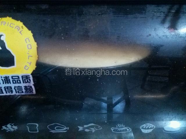 震两下把大起泡去掉。入烤箱，160℃60分钟。