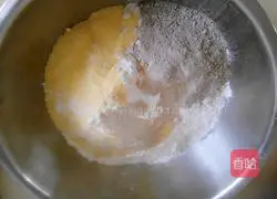 Illustration of how to make mixed flour milk-flavored hair cake 3