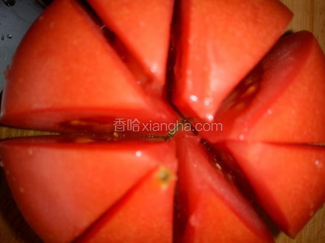 用刀把西红柿切开