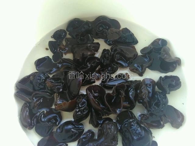 锅里放适量的水把泡发好的木耳焯一下