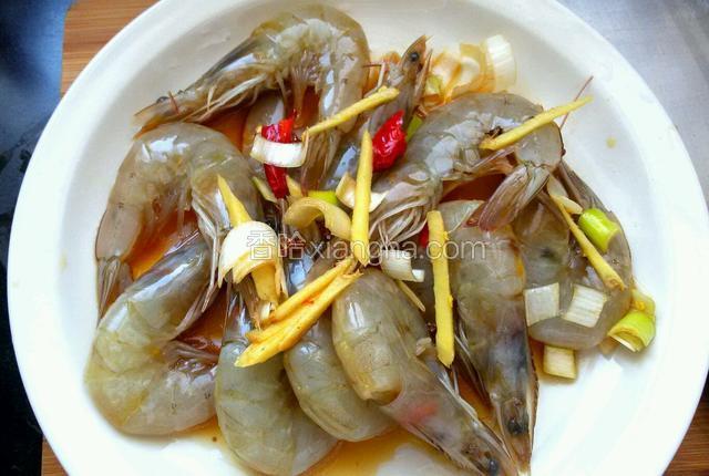 把虾清洗干净用料酒，葱姜腌制半个小时。