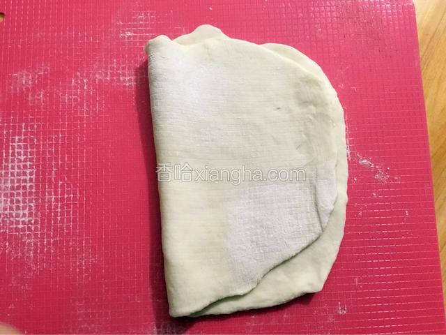 抹上少许面粉折叠再擀开