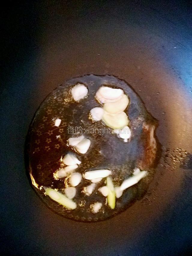 锅中放油下葱姜蒜爆香