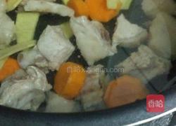 胡萝卜山药排骨汤的做法图解3