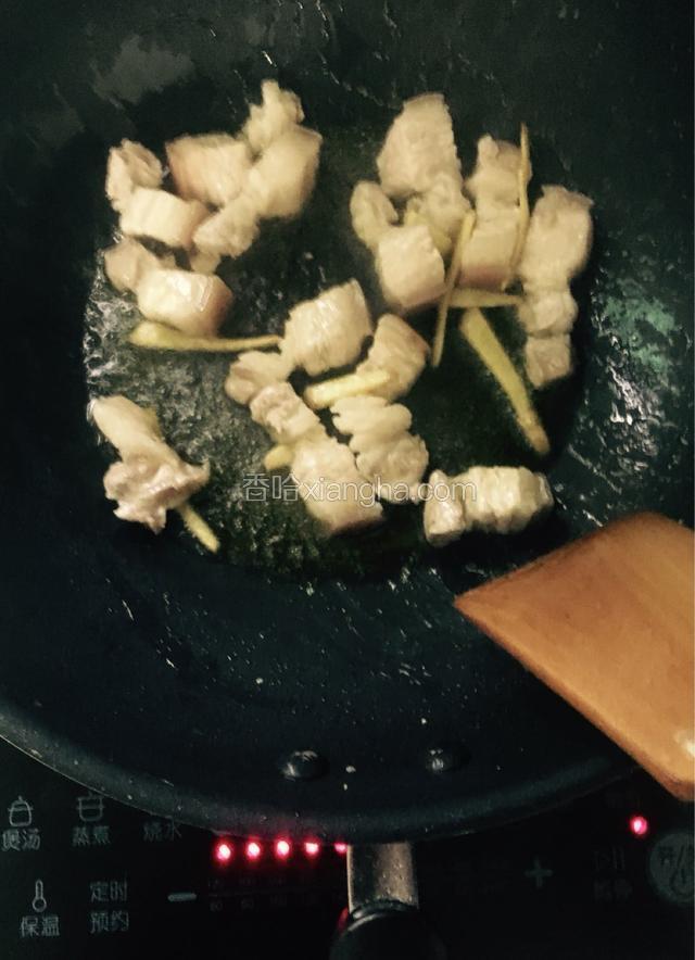 把五花肉倒进去翻炒均匀