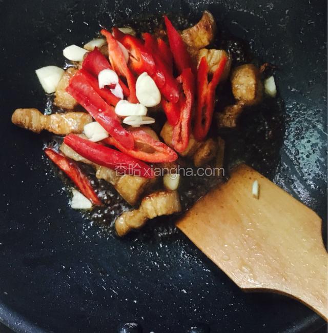 把大蒜和辣椒一次倒入翻炒均匀