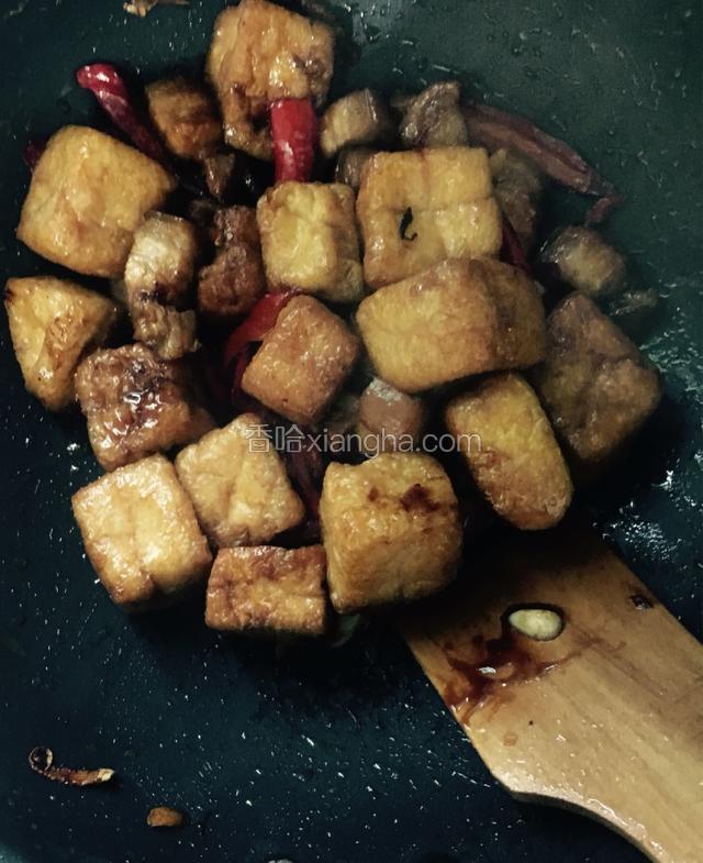 最后把油豆腐放入一起，加适量盐鸡精蚝油翻炒均匀