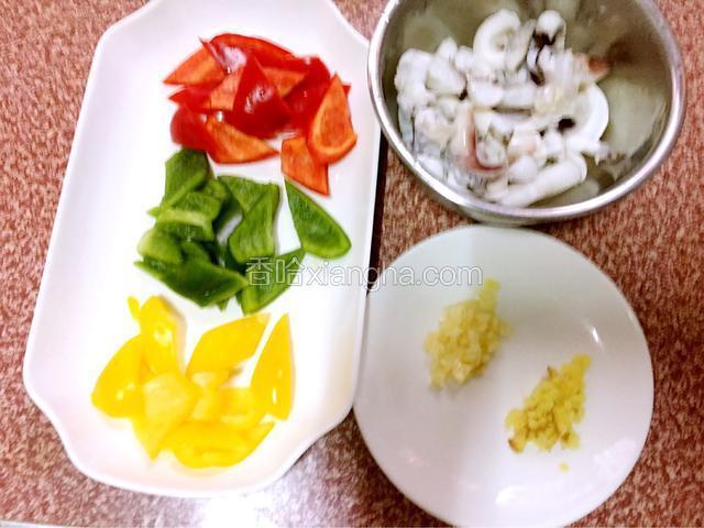章鱼沥干水分备用，红椒、青椒、黄椒切片，蒜姜切末备用