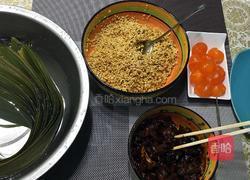 咸蛋黄肉粽的做法图解1
