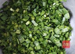 韭菜鸡蛋菜盒子的做法图解6