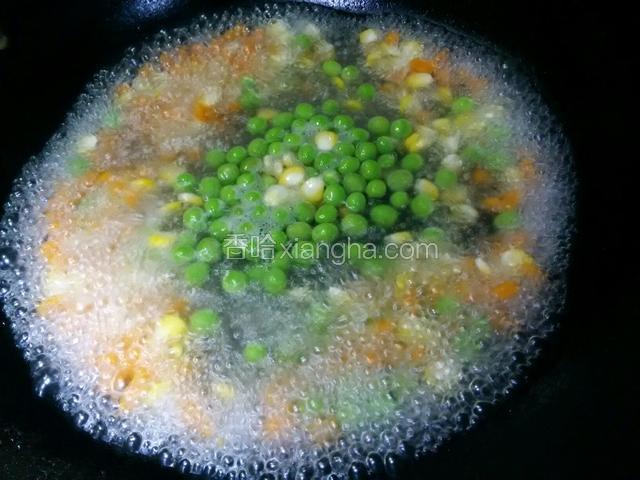 把豌豆和除香菇、木耳这两个之外的辅料倒入水里煮两分钟。