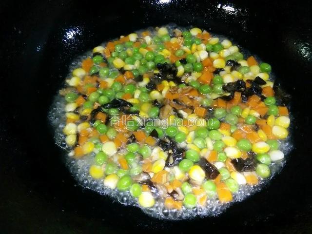 热油锅，然后把凉水冲了的辅料和木耳香菇一起倒入锅中炒熟。