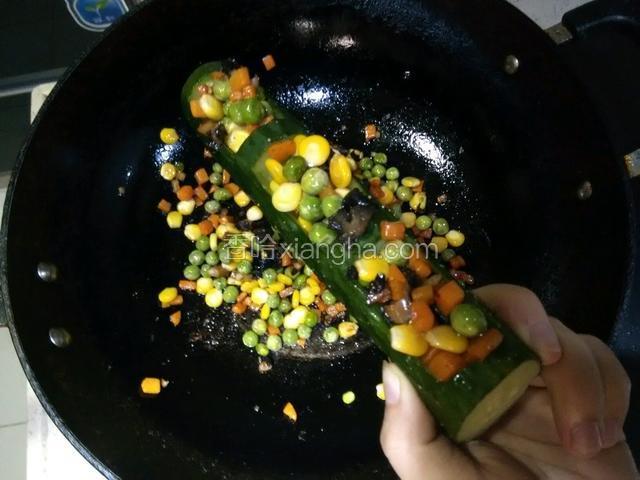 放入少许盐、蚝油、胡椒，便可装入青瓜啦。