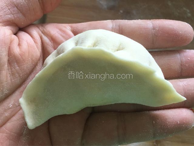 先捏紧一边，再捏紧另一边。