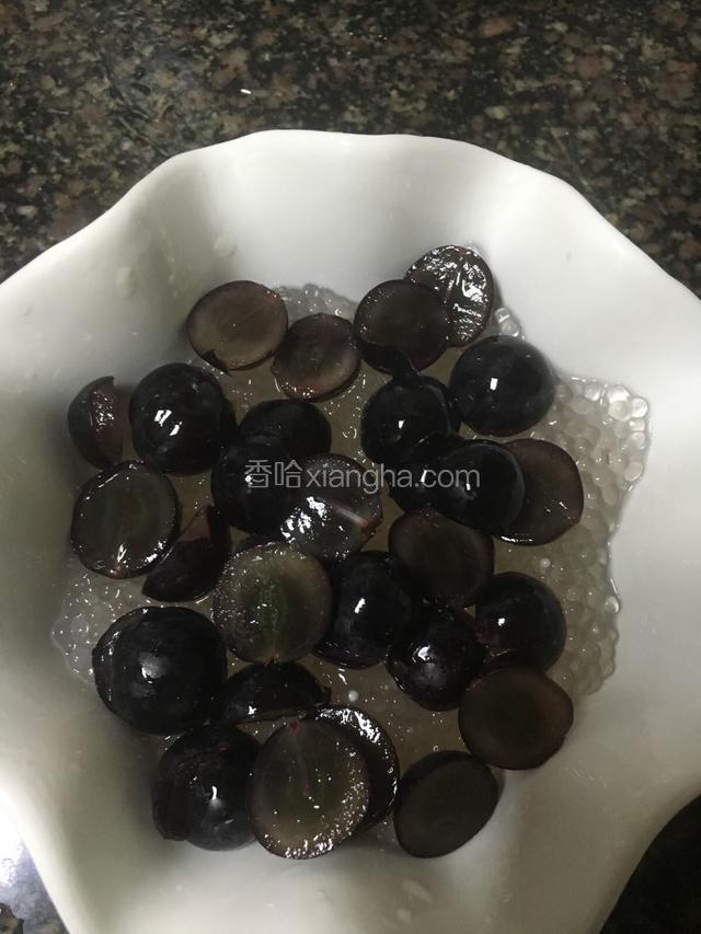 冷却后的西米沥干水分和洗干净切开的葡萄（可以是各类水果）装盘