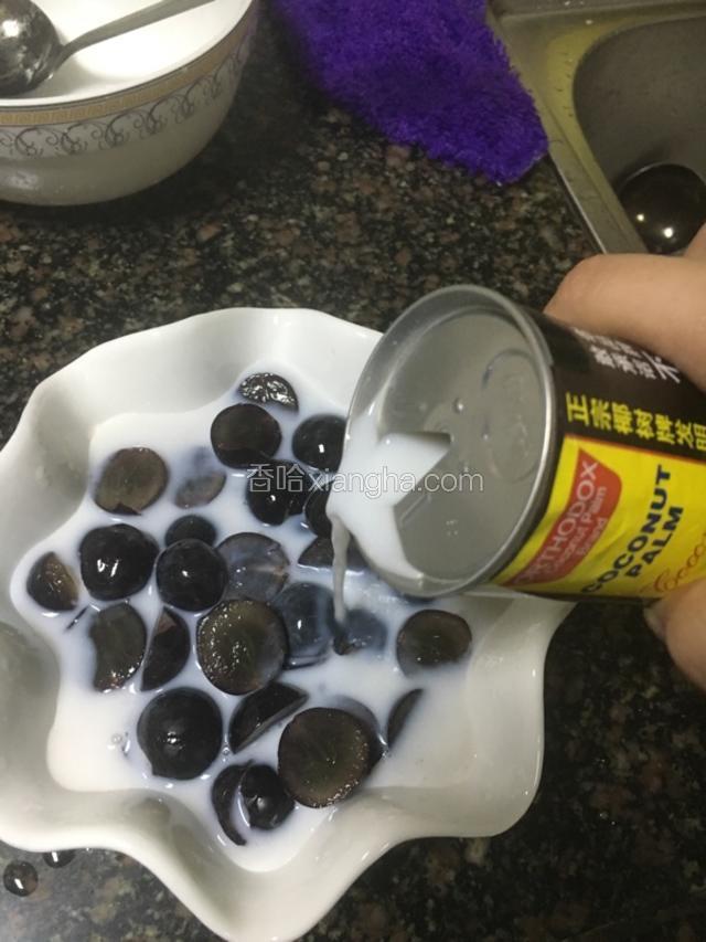 倒入椰汁即可食用，夏天来了，可以放入冰箱之后冰冻后拿出食用，口感更佳（如果喜欢热的可以加热椰汁倒入）