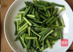 五花肉炒蒜苔的做法图解2