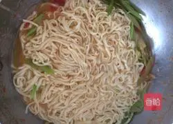 Illustration of how to make celery and egg braised noodles 7