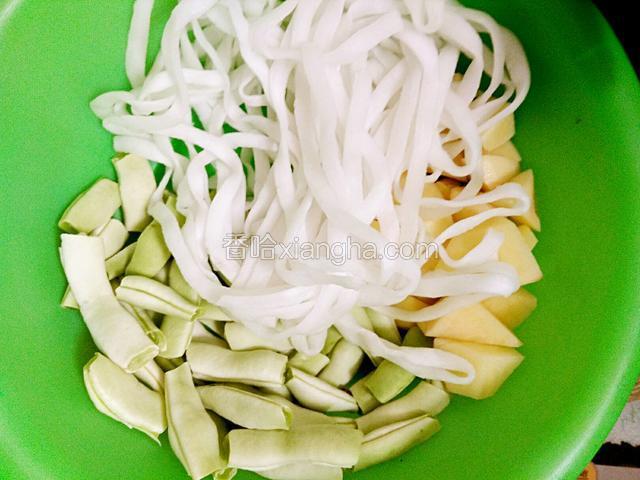 土豆滚刀块，豆角掰小段，土豆粉清洗