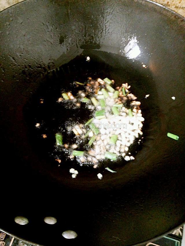 热油，放入葱姜蒜