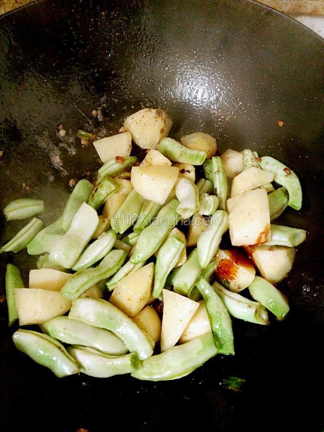加入土豆和豆角，叫盐，酱油，翻炒片刻