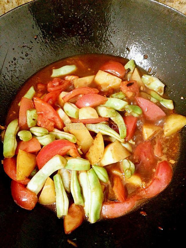 加入西红柿，放少量水