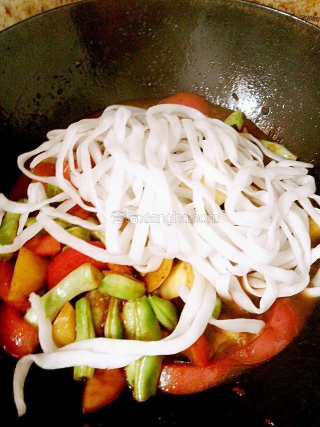 将粉条铺在菜上面