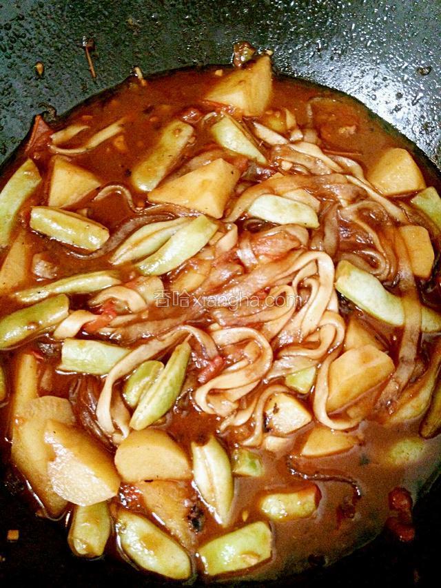 小火，炖至西红柿软烂