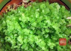 手工水饺——芹菜香菇鲜肉馅的做法图解3
