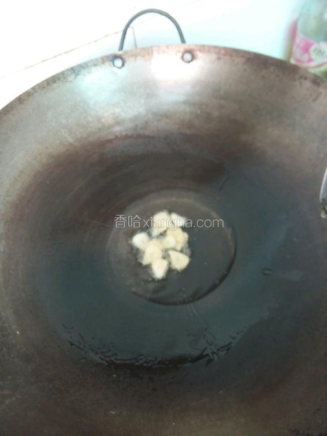 锅里倒入油烧热，把大蒜放进爆香
