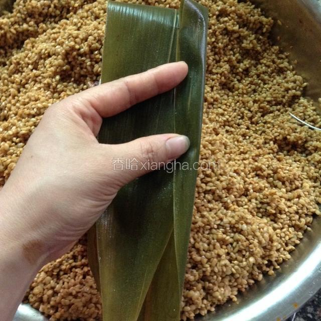 底部一厘米的样子朝上折。