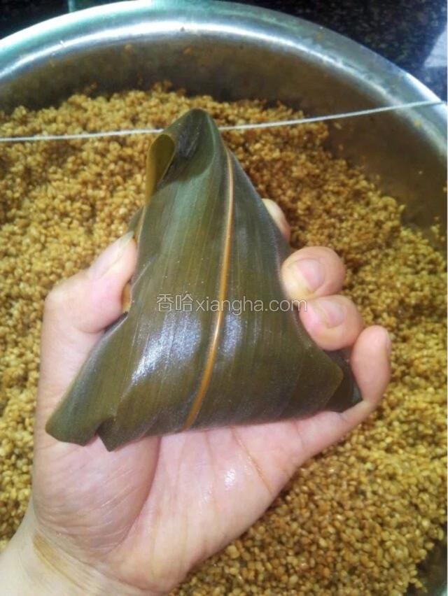 把前端多出的粽叶朝左侧折。
