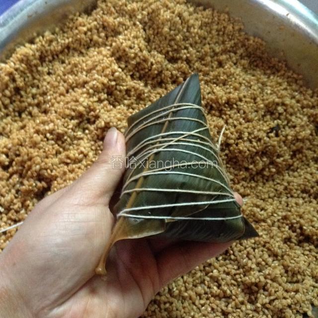 用棉线捆扎粽子，依次完成。