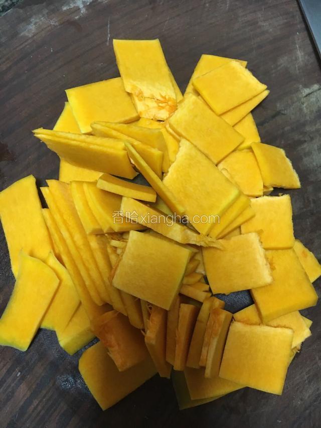 南瓜去皮蒸熟压成泥放置温热