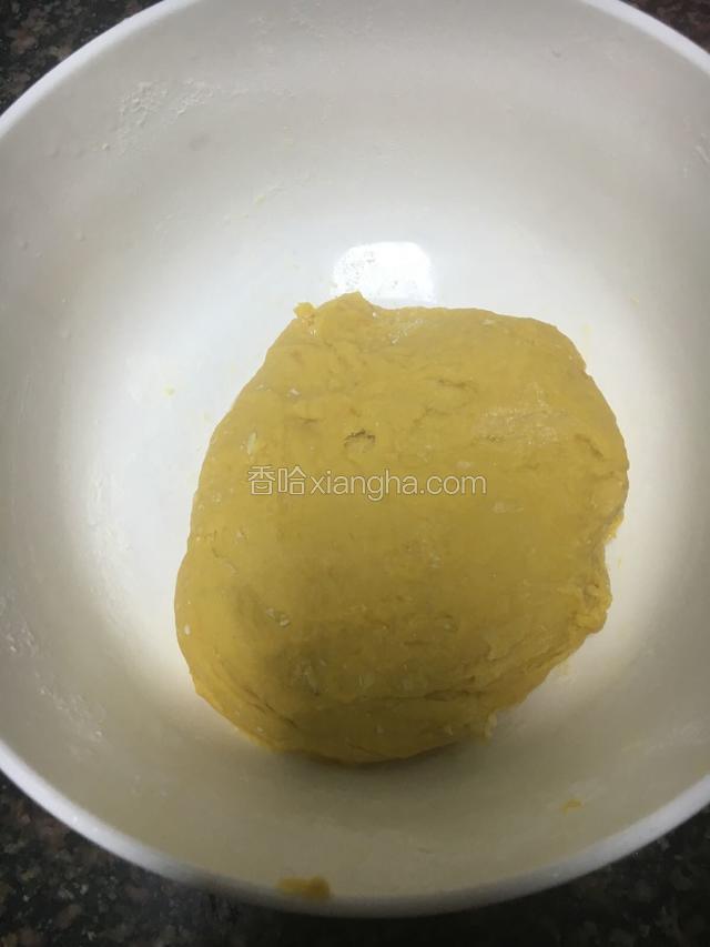 加入白糖，酵母，适量面粉（因南瓜水份不一样，面粉不好提前称，各自把握加入揉成光滑不粘手的面团即可）