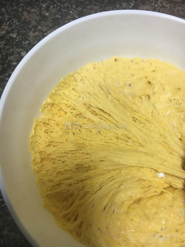 发酵至起蜂巢状（我是晚上睡前做好前三步，早上起来就会发好面啦）