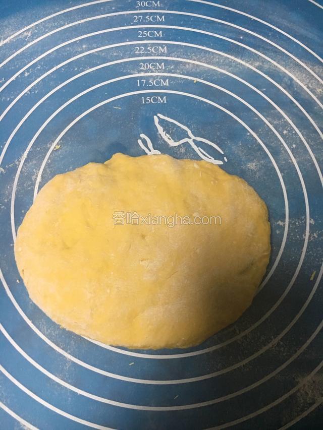 把面团排气，如果粘手就加入适量面粉揉成不粘气面团。