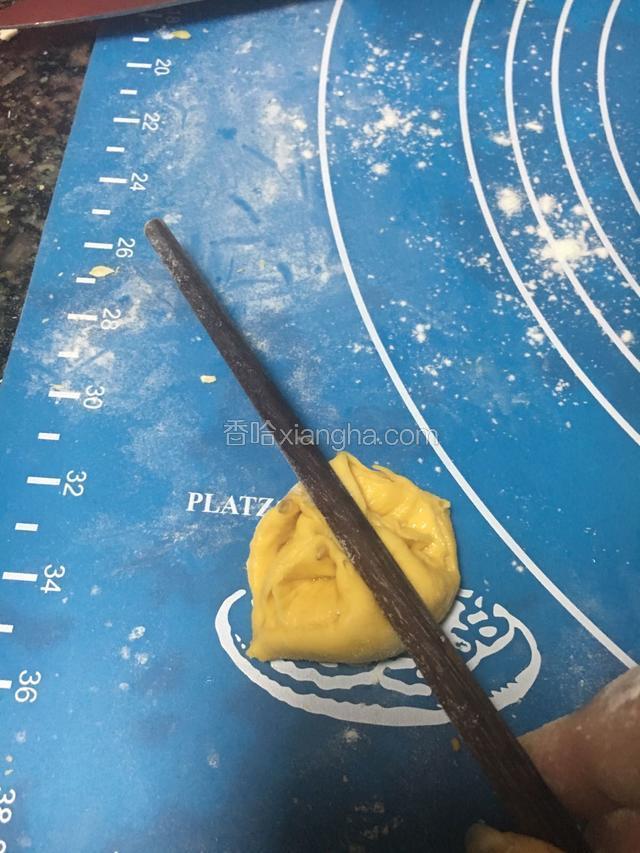 三角尖向上，一根筷子对着尖三角处中间一压