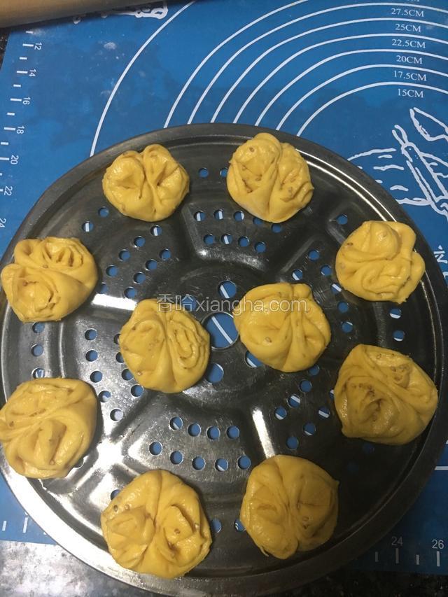放置醒发半小时，然后开火蒸二十分钟，关火焖五分钟
