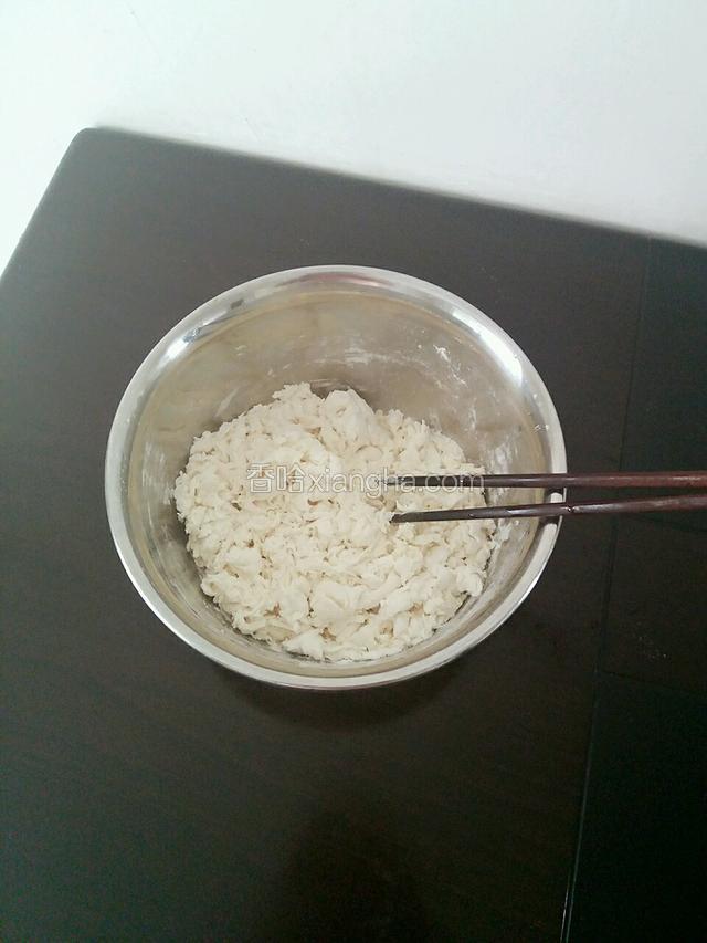 面粉中加入适量的水用筷子搅拌成絮状（水一点点的加）
