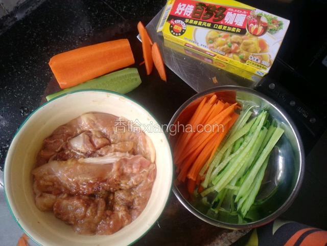 醃肉，芝麻油，糖，鹽，生抽，一點點就好。青瓜紅夢蔔切絲。