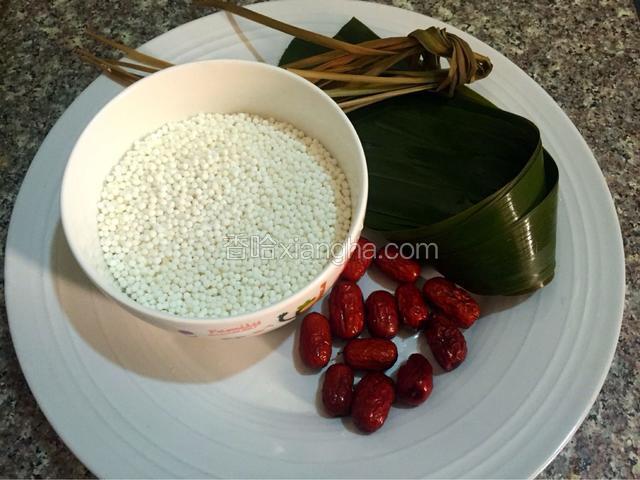 西米洗净滴入少许柠檬汁搅拌均匀，小枣泡开洗净，粽叶去掉两头洗净，马莲叶泡透洗净